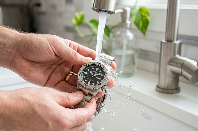 Как ухаживать за водонепроницаемыми часами после плавания и дайвинга